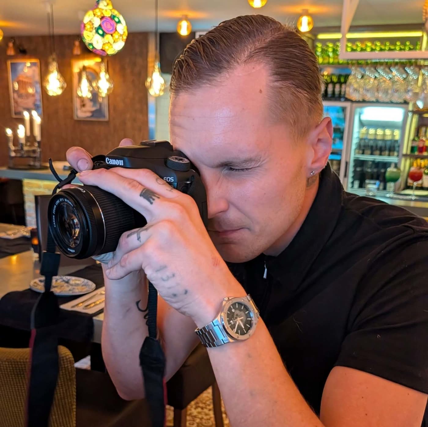 Jesper Andersson, VD för AJ Agency, med systemkamera